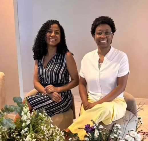 Erika Nascimento e Juliana Borriero Pereira lado a lado, sorrindo, em um evento