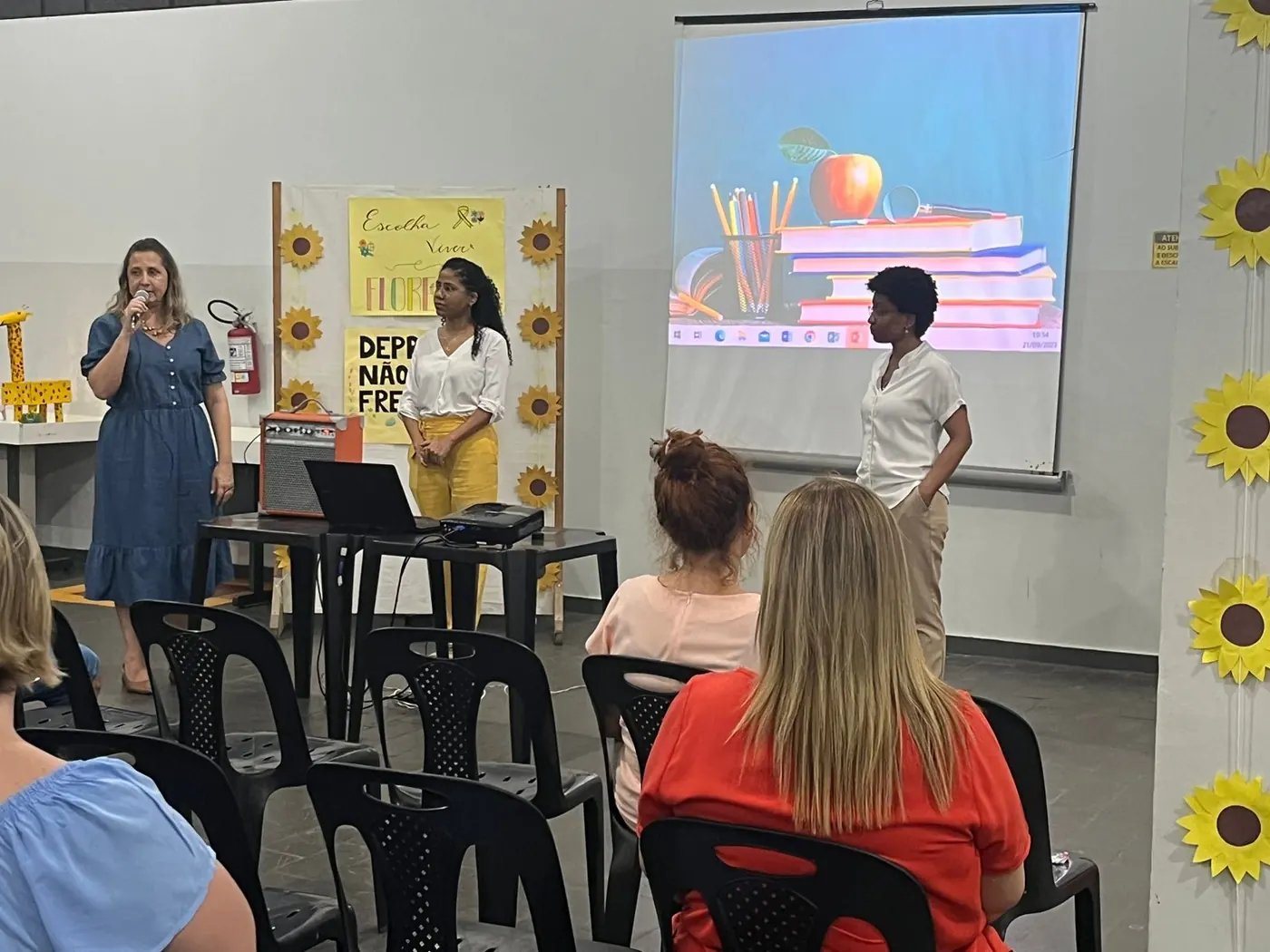 Erika e Juliana apresentando uma palestra em uma escola